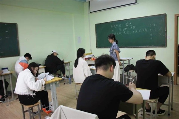 郑州基石中学国际部学生们考试图集