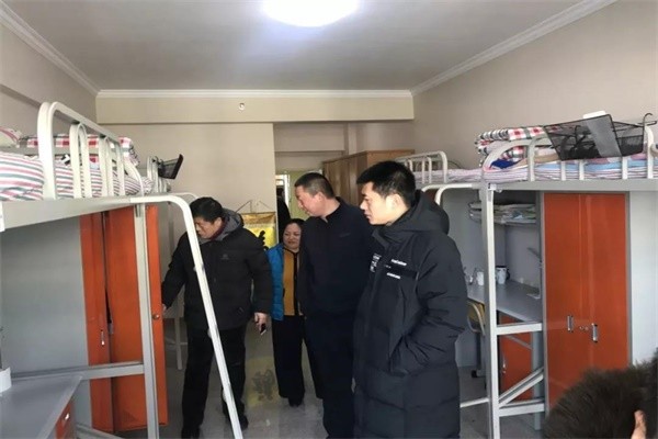 哈爾濱順邁華美外國語學(xué)校教師檢查宿舍衛(wèi)生圖集01