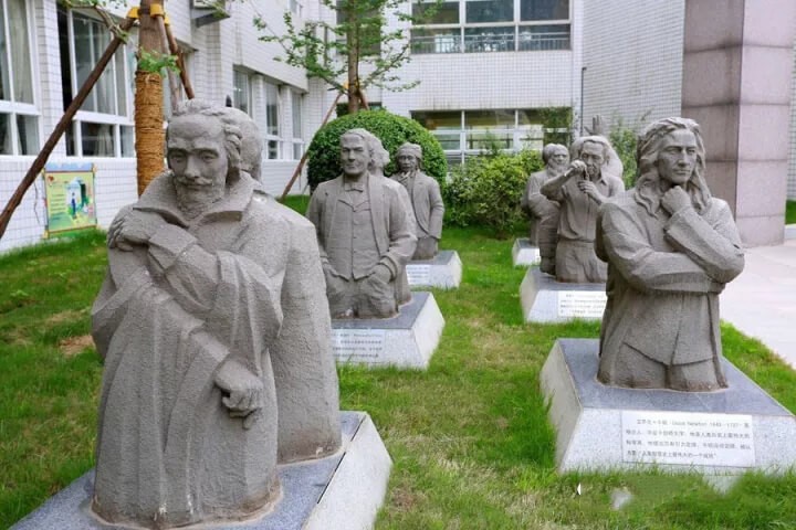 西安高新國際學校校園雕塑圖集