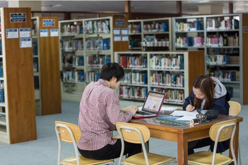 成都爱思瑟国际学校图书馆图集01