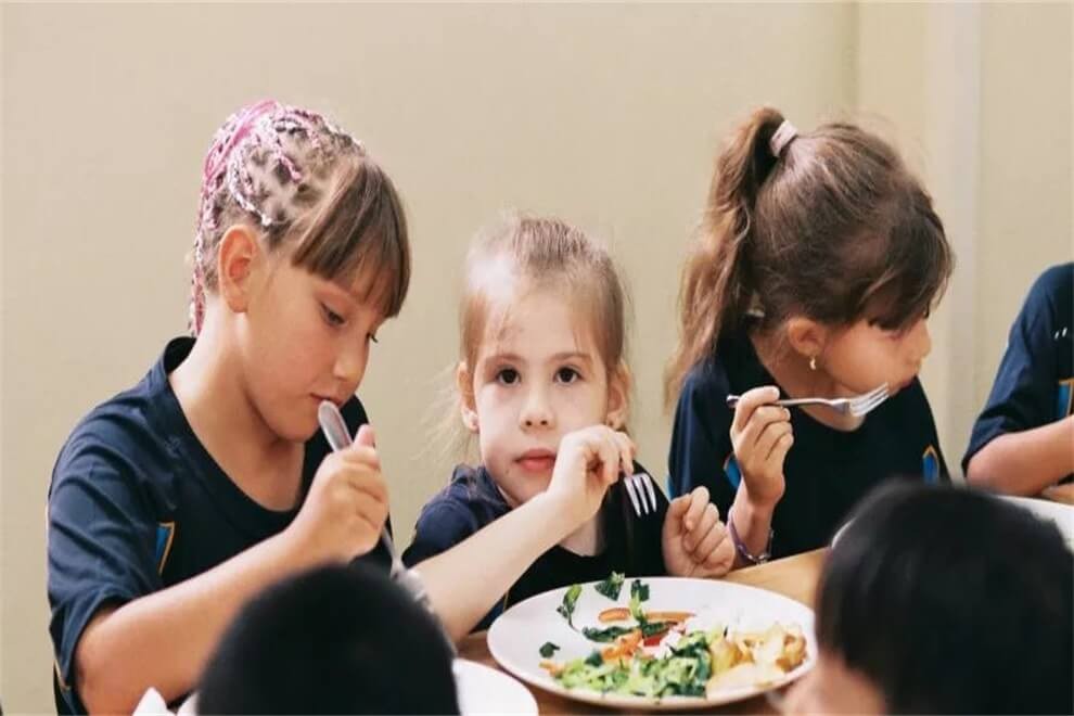 广州爱莎国际学校餐厅图集